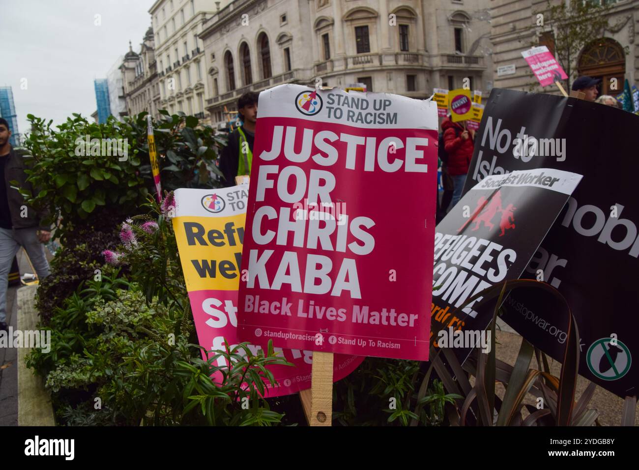 Londres, Angleterre, Royaume-Uni. 26 octobre 2024. Une pancarte "Justice pour Chris Kaba" est vue alors que la foule marche dans Piccadilly Circus pour protester contre le racisme, le fascisme et l'extrême droite, alors que les manifestants d'extrême droite organisaient leur propre marche et se rassemblaient pour soutenir Tommy Robinson, figure d'extrême droite récemment arrêtée. (Crédit image : © Vuk Valcic/ZUMA Press Wire) USAGE ÉDITORIAL SEULEMENT! Non destiné à UN USAGE commercial ! Banque D'Images