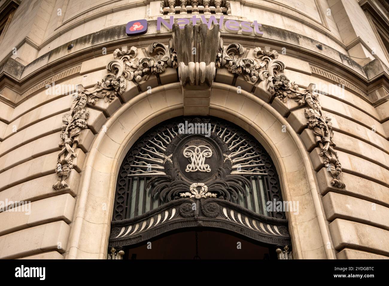 Royaume-Uni, Angleterre, Yorkshire, Halifax, Town Centre, Waterhouse Street, porte historique du bâtiment NatWest Bank Banque D'Images