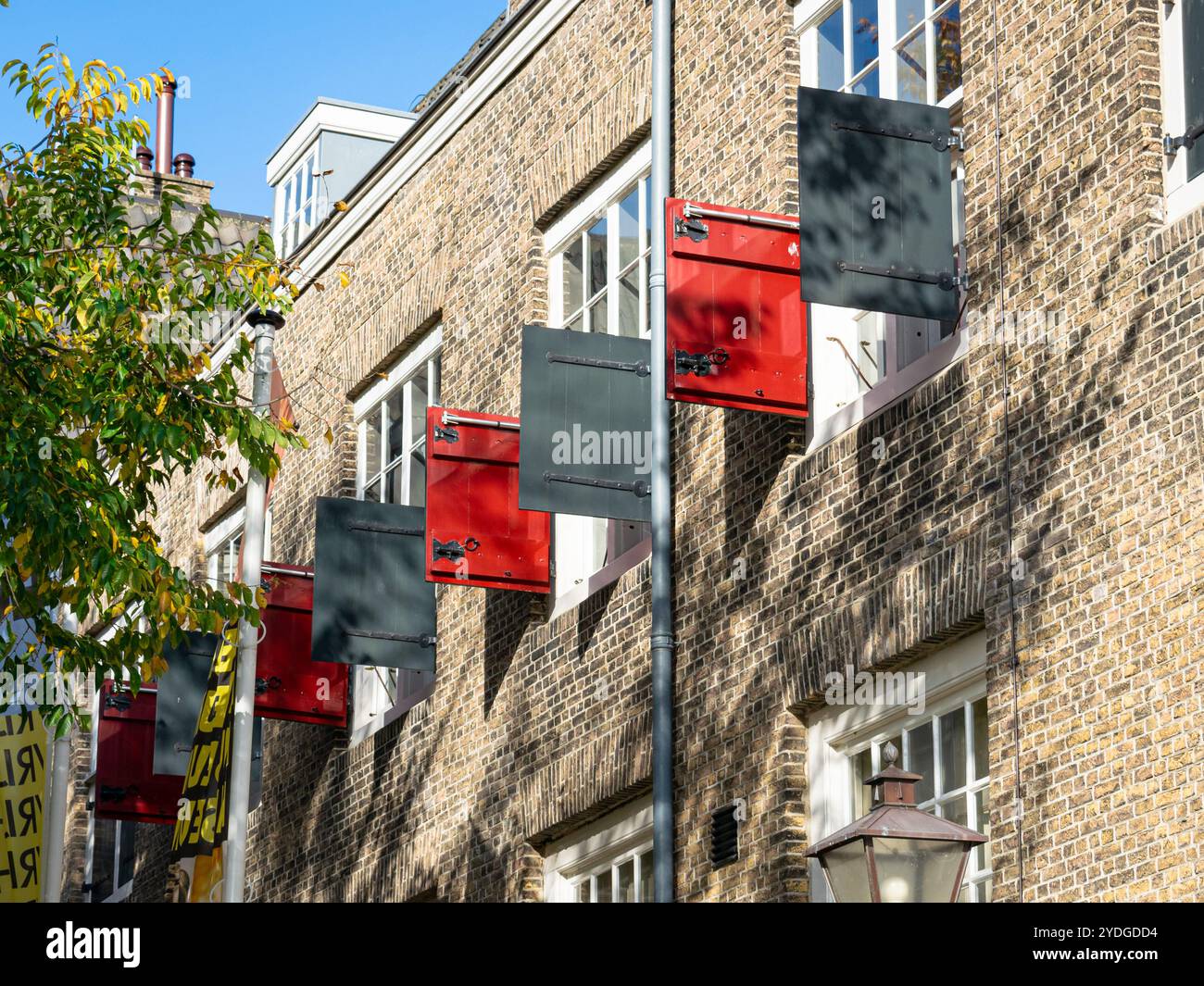 Volets gris et rouges sur un ancien bâtiment de la ville historique de Dordrecht, pays-Bas Banque D'Images