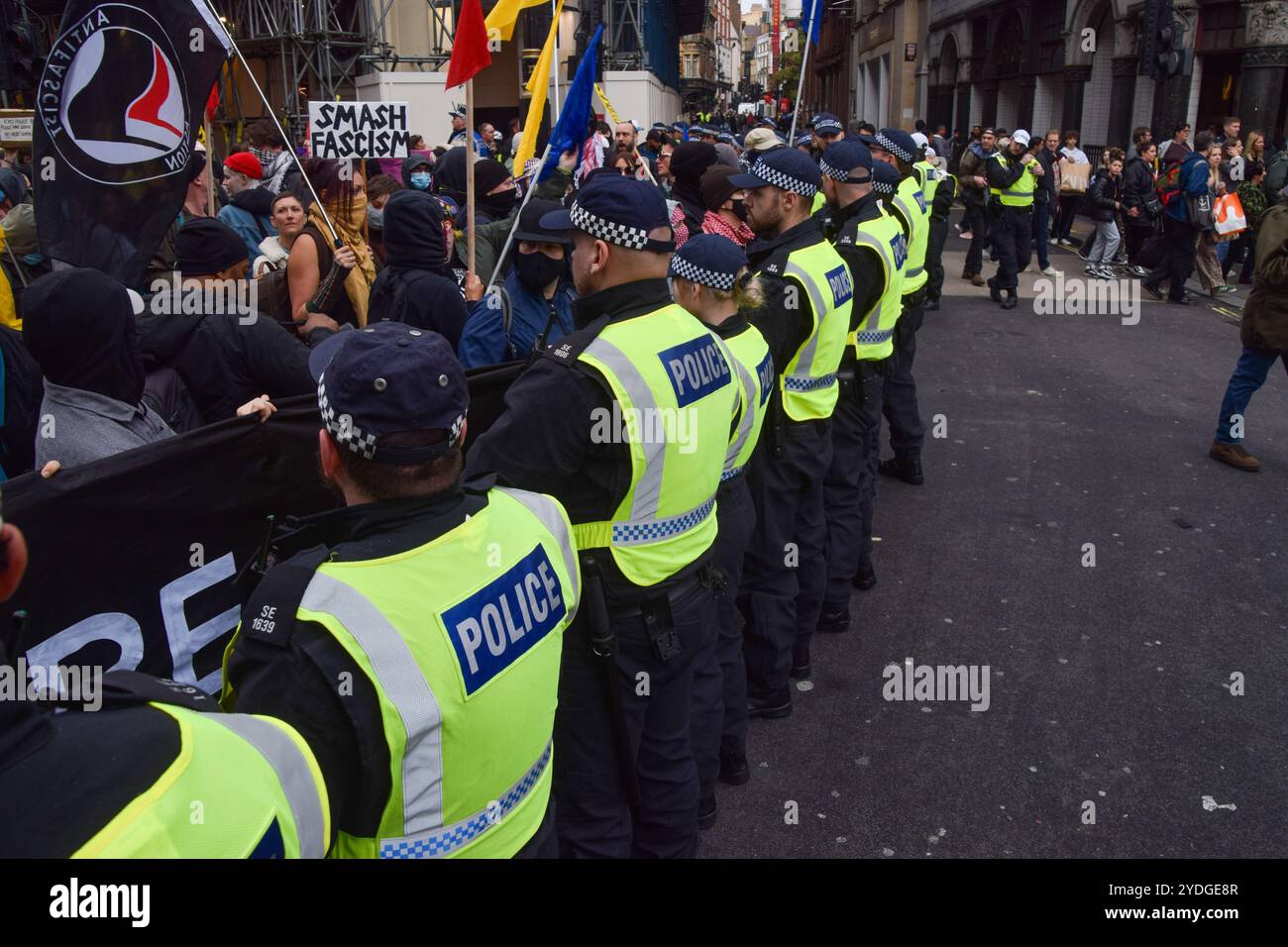 Londres, Royaume-Uni. 26 octobre 2024. Les policiers forment un cordon alors que les militants d’Antifa participent à la marche à Piccadilly Circus contre le racisme, le fascisme et l’extrême droite, tandis que les manifestants d’extrême droite organisaient leur propre marche et se rassemblaient pour soutenir la figure d’extrême droite récemment arrêtée Tommy Robinson. Crédit : Vuk Valcic/Alamy Live News Banque D'Images