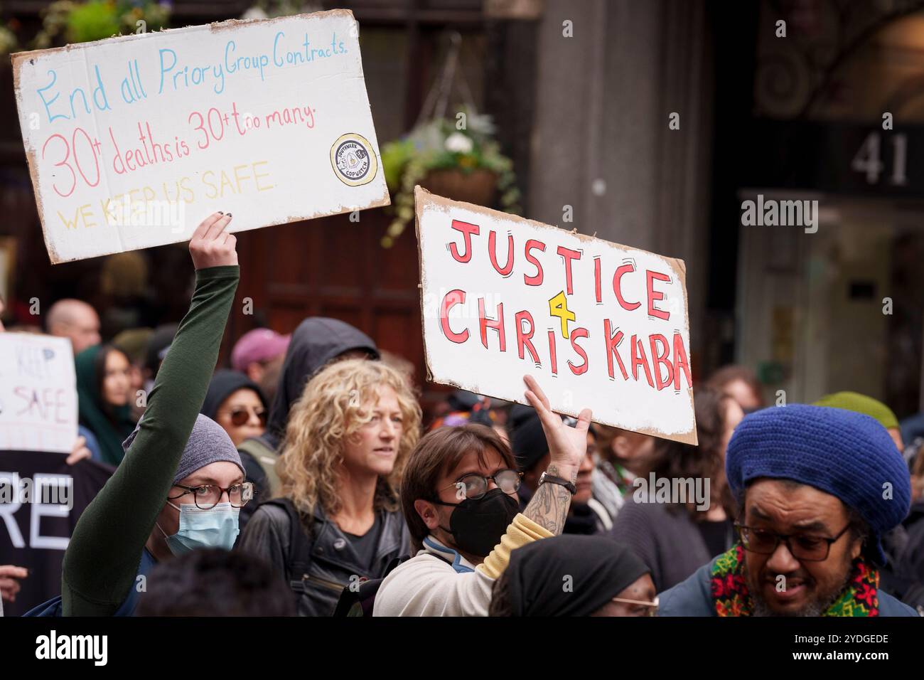 Des manifestants de la campagne "Justice pour Chris Kaba" ainsi que d'autres familles noires de victimes de l'action policière sont vus dans le centre de Londres à la suite de l'acquittement d'un policier armé met pour la mort par balle de Chris Kaba en 2022, le 26 octobre 2024, à Londres, en Angleterre. Banque D'Images