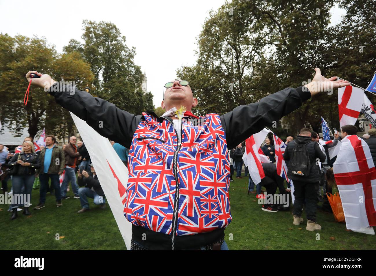 Londres, Royaume-Uni, 26 octobre 2024. Des 1000 foules d'extrême droite portant les drapeaux de St George et les Jacks de l'Union marchent vers Whitehall. L'organisateur Tommy Robinson était absent de la marche Unite the Kingdom après avoir été placé en détention provisoire vendredi. La manifestation antigouvernementale a appelé à la libération de Robinson et a acclamé le nom de Keir Starmer. Crédit : Monica Wells/Alamy Live News Banque D'Images