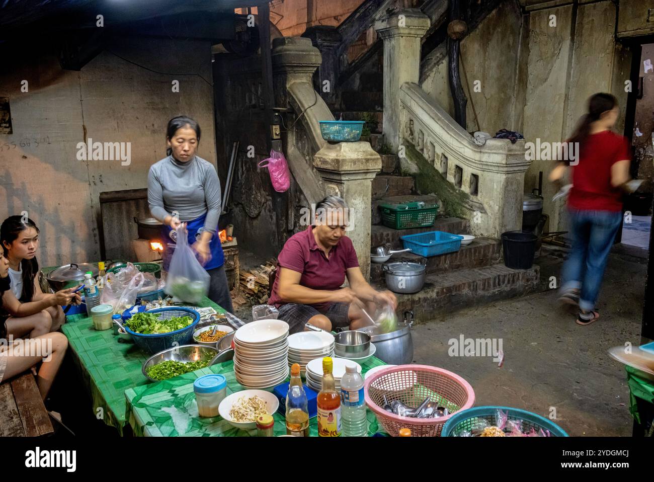 Restaurant de rue à Luang Prabang marché nocturne, Laos. Septembre 2023 Banque D'Images