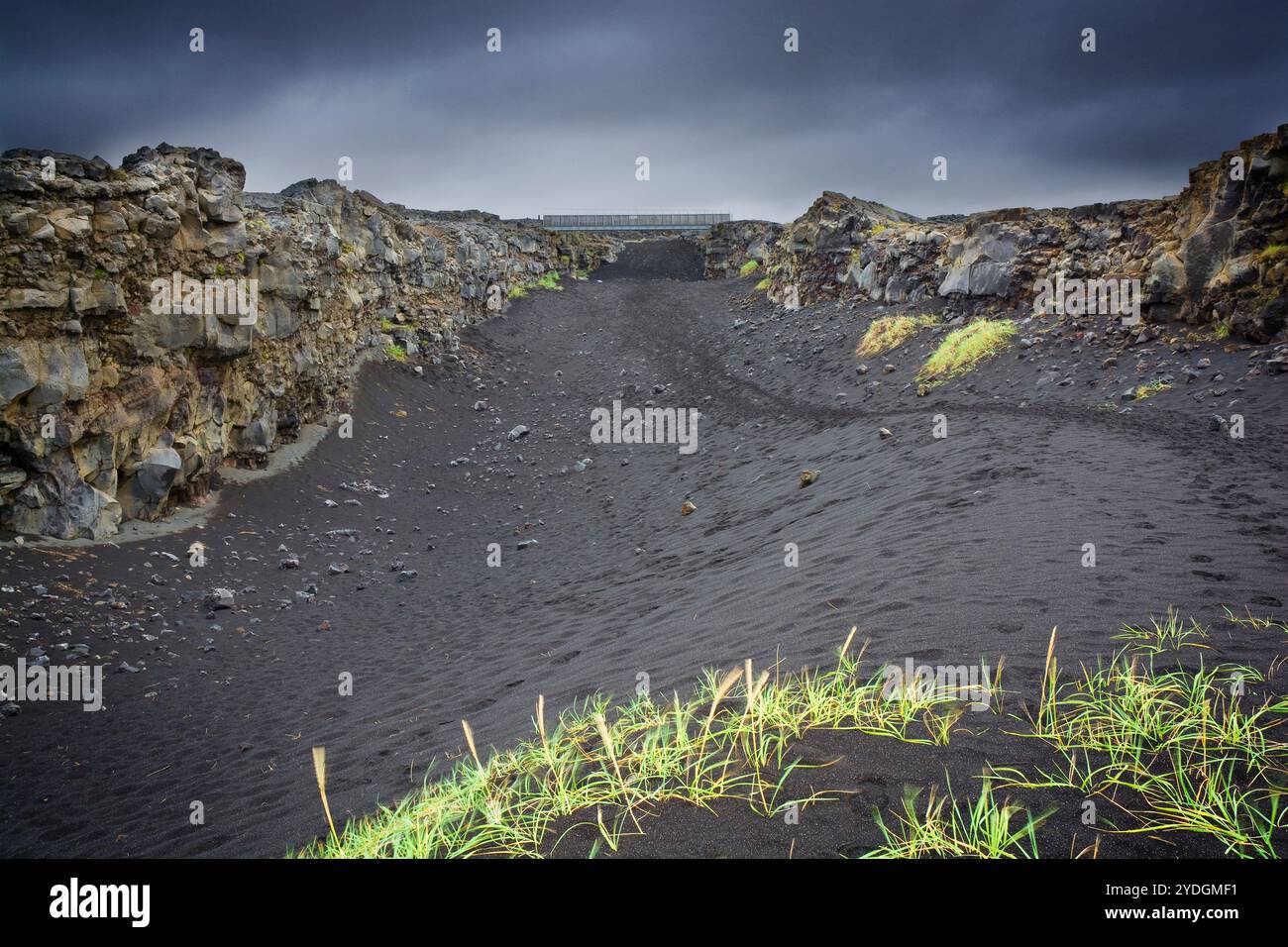Pont entre les continents, connu sous le nom de Brú Milli Heimsálfa situé sur la péninsule de Reykjanes en Islande Banque D'Images