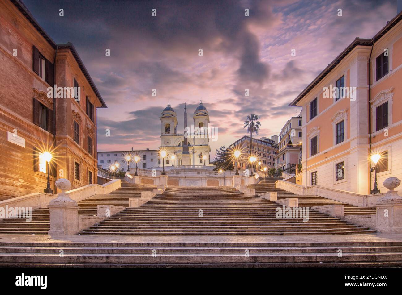 Sites avec des bâtiments anciens et une touche urbaine. Lever de soleil matinal sur les marches espagnoles, Trinità dei Monti, Rome, Italie Banque D'Images
