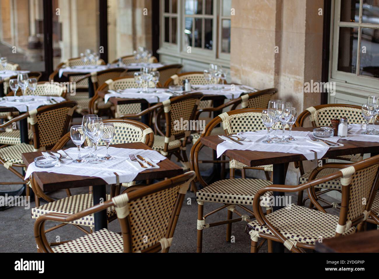 Terrasse d'un bistrot traditionnel à Paris Banque D'Images