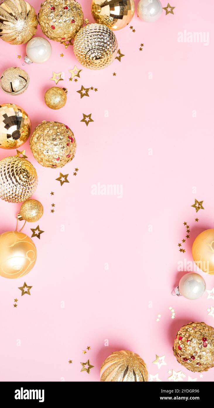 Composition de Noël rose et dorée avec des boules sur fond pastel rose, papier peint mobile, espace de copie. Noël et briller créatifs festifs desi Banque D'Images
