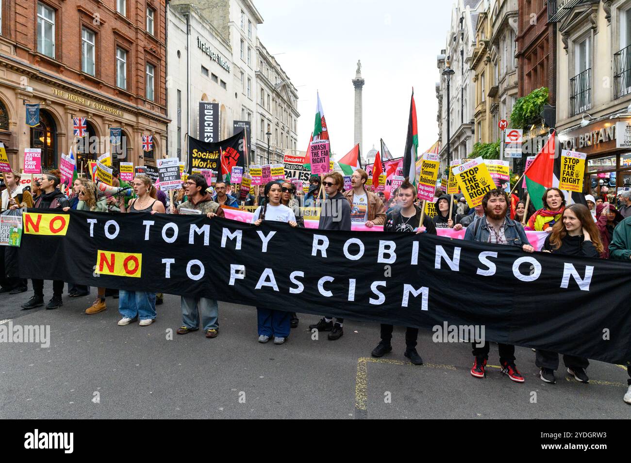 Londres, Royaume-Uni. 26 octobre 2024. Des milliers de personnes défilent avec Stand Up to Racism pour contrer le rassemblement « unir le Royaume » de Tommy Robinson sur la place du Parlement. Crédit : Andrea Domeniconi/Alamy Live News Banque D'Images