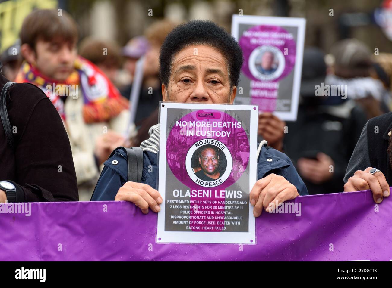 Londres, Royaume-Uni. 26 octobre 2024. Des centaines de personnes se rassemblent à Whitehall pour la campagne « United Families and Friends », UFFC, avec des amis et la famille de Chris Kaba, pour remettre une lettre au 10 Downing Street. Crédit : Andrea Domeniconi/Alamy Live News Banque D'Images