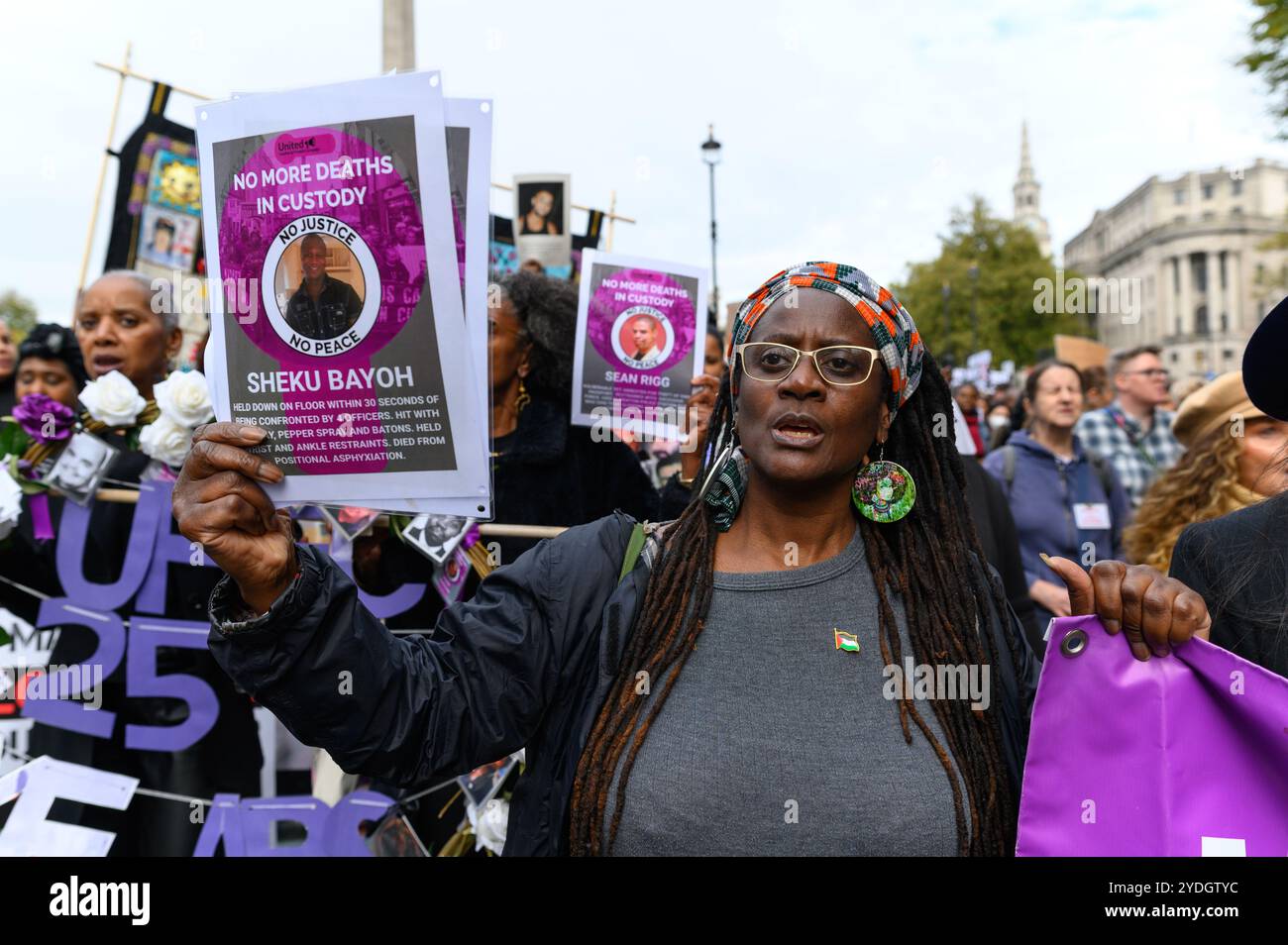 Londres, Royaume-Uni. 26 octobre 2024. Des centaines de personnes se rassemblent à Whitehall pour la campagne « United Families and Friends », UFFC, avec des amis et la famille de Chris Kaba, pour remettre une lettre au 10 Downing Street. Crédit : Andrea Domeniconi/Alamy Live News Banque D'Images