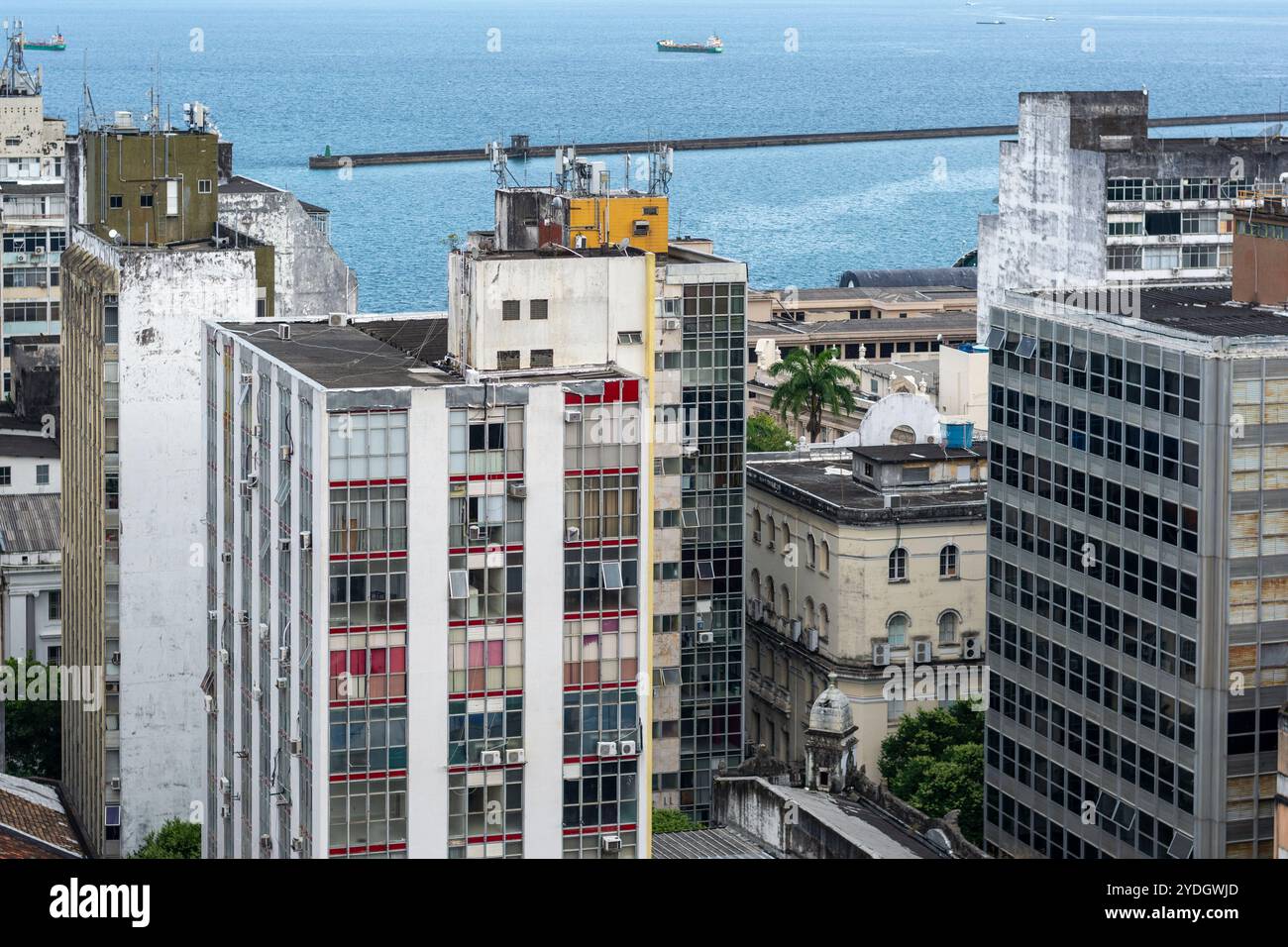 Salvador, Bahia, Brésil - 12 octobre 2024 : vue depuis le haut de vieux bâtiments situés dans le quartier commercial de la ville de Salvador, Bahia. Banque D'Images