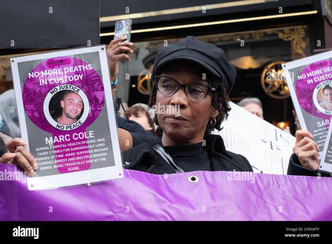 Londres, Royaume-Uni. 26 octobre 2024. Les partisans de la United Families and Friends Campaign (UFFC) organisent le 25e rassemblement annuel et procession, de Trafalgar Square à Whitehall, pour protester contre les morts aux mains de l'État et commémorer les victimes perdues par la violence de l'État. Crédit : Ron Fassbender/Alamy Live News Banque D'Images