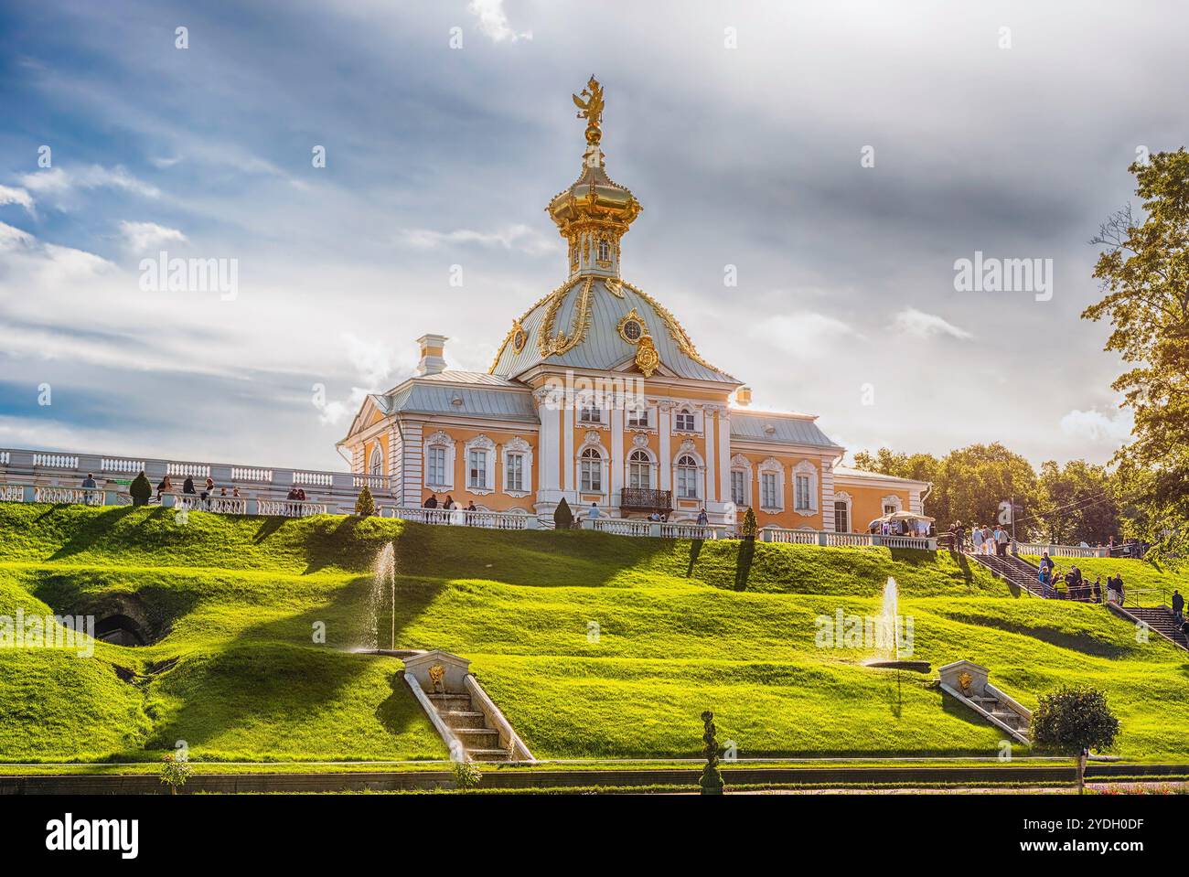 PETERHOF, RUSSIE - AOÛT 28 : vue sur le palais et les jardins de Peterhof, Russie, le 28 août 2016. Le complexe Peterhof Palace and Gardens est reconnz Banque D'Images