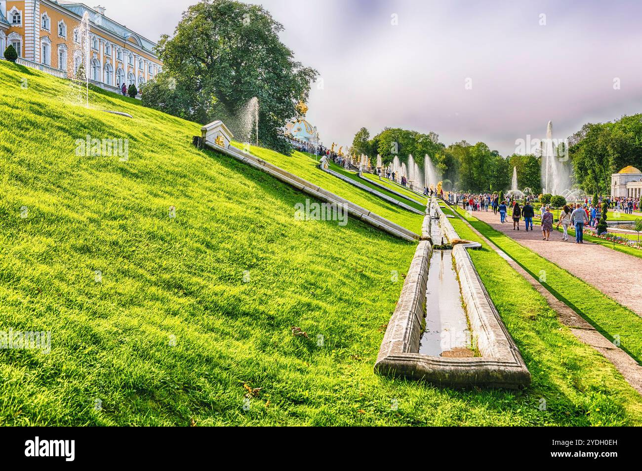 PETERHOF, RUSSIE - AOÛT 28 : vue sur le palais et les jardins de Peterhof, Russie, le 28 août 2016. Le complexe Peterhof Palace and Gardens est reconnz Banque D'Images