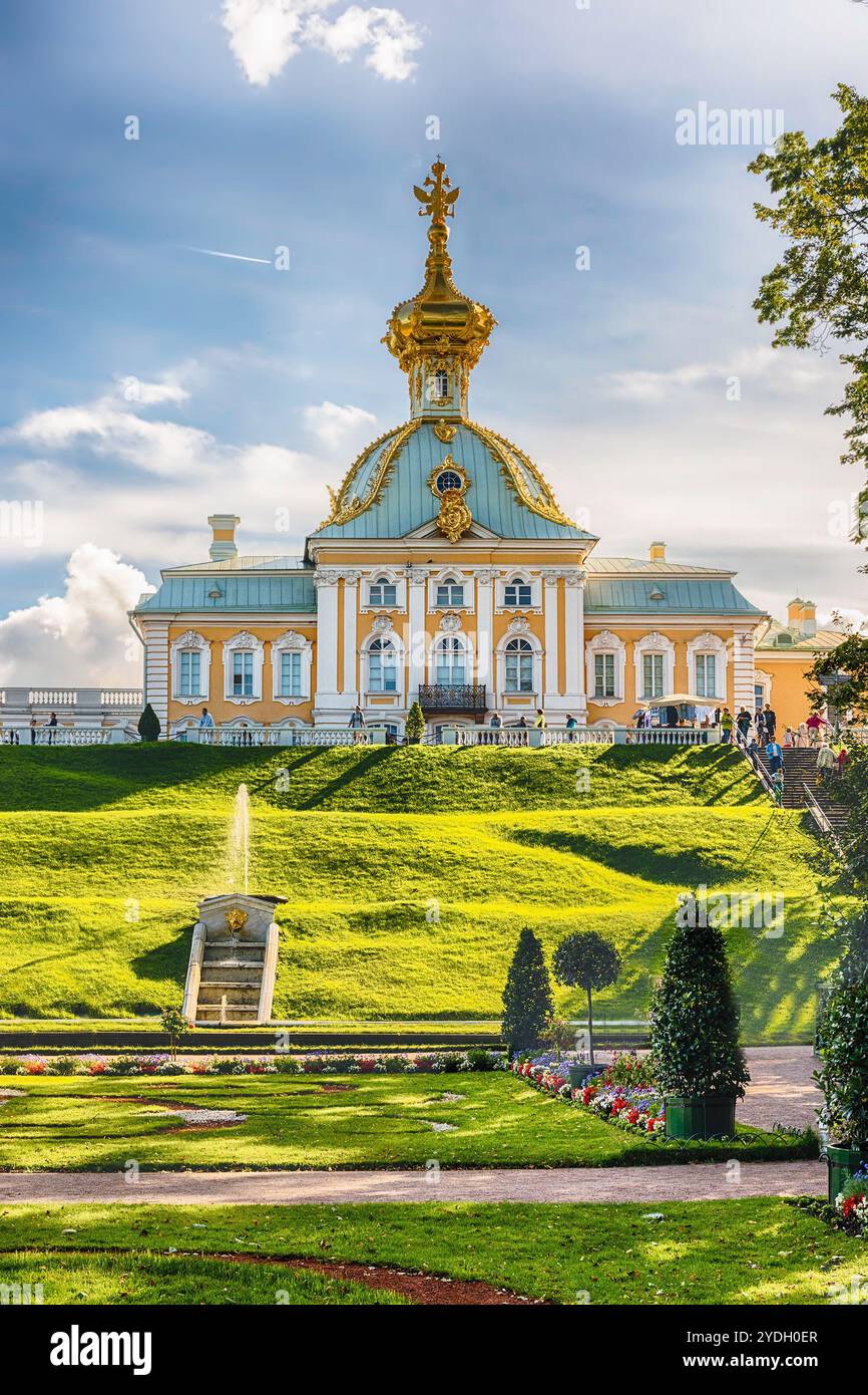 PETERHOF, RUSSIE - AOÛT 28 : vue sur le palais et les jardins de Peterhof, Russie, le 28 août 2016. Le complexe Peterhof Palace and Gardens est reconnz Banque D'Images
