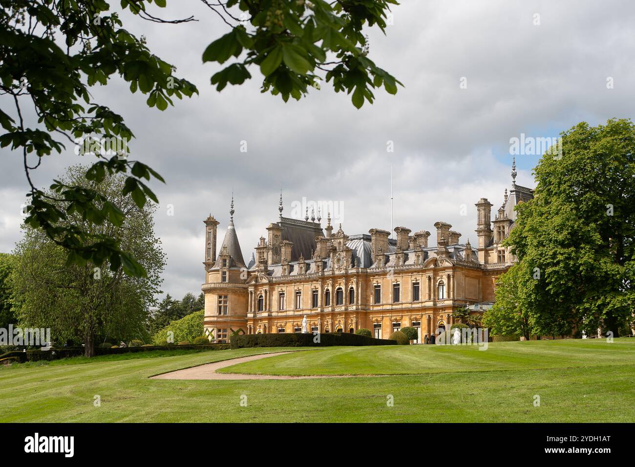 Aylesbury, Royaume-Uni. 24 avril 2024. Waddesdon Manor à Waddesdon près d'Aylesbury dans le Buckinghamshire. Le magnifique Manor House et les jardins sont maintenant la propriété du National Trust. « Waddesdon est un château de style Renaissance française avec une vaste collection d'art, des jardins paysagers, une volière et une aire de jeux dans les bois ». Crédit : Maureen McLean/Alamy Banque D'Images