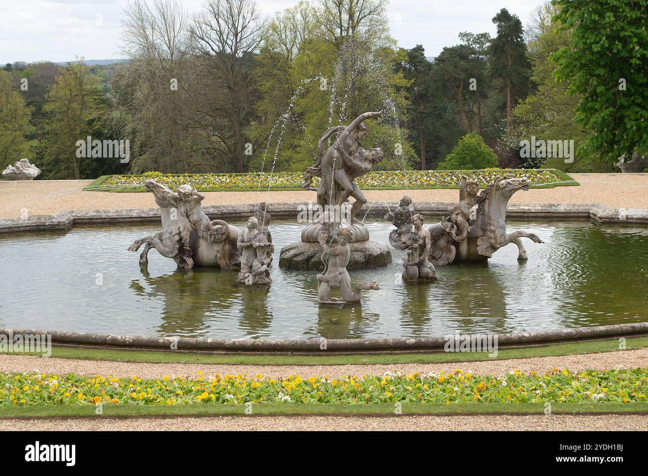 Aylesbury, Royaume-Uni. 24 avril 2024. La fontaine du manoir Waddesdon à Waddesdon près d'Aylesbury dans le Buckinghamshire. Le magnifique Manor House et les jardins sont maintenant la propriété du National Trust. « Waddesdon est un château de style Renaissance française avec une vaste collection d'art, des jardins paysagers, une volière et une aire de jeux dans les bois ». Crédit : Maureen McLean/Alamy Banque D'Images