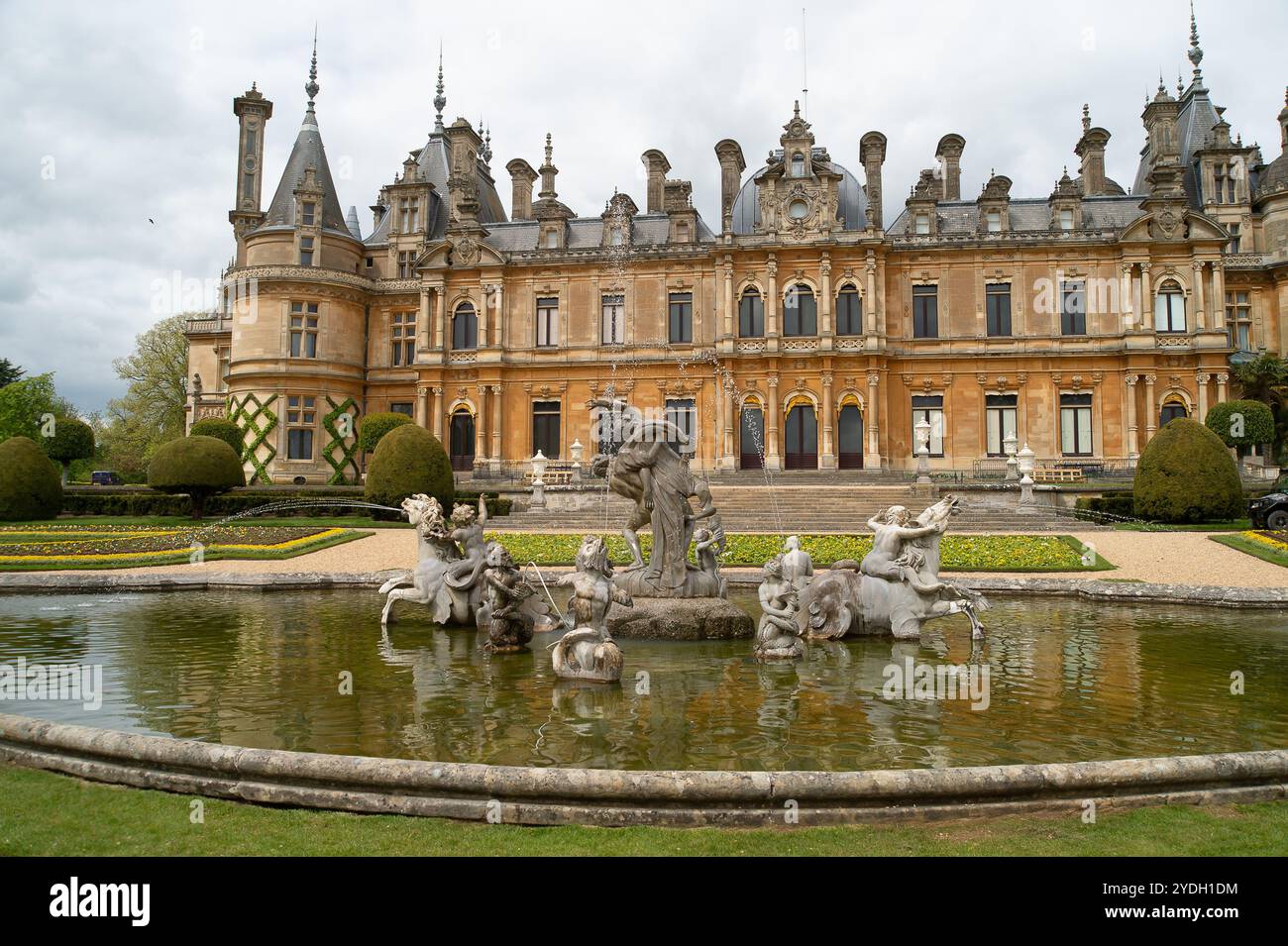 Aylesbury, Royaume-Uni. 24 avril 2024. La fontaine du manoir Waddesdon à Waddesdon près d'Aylesbury dans le Buckinghamshire. Le magnifique Manor House et les jardins sont maintenant la propriété du National Trust. « Waddesdon est un château de style Renaissance française avec une vaste collection d'art, des jardins paysagers, une volière et une aire de jeux dans les bois ». Crédit : Maureen McLean/Alamy Banque D'Images