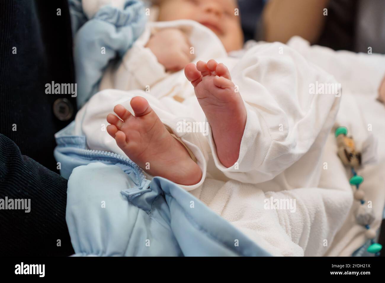 Adorable Infant's Tiny Feet dans Soft Blue Blanket. Banque D'Images