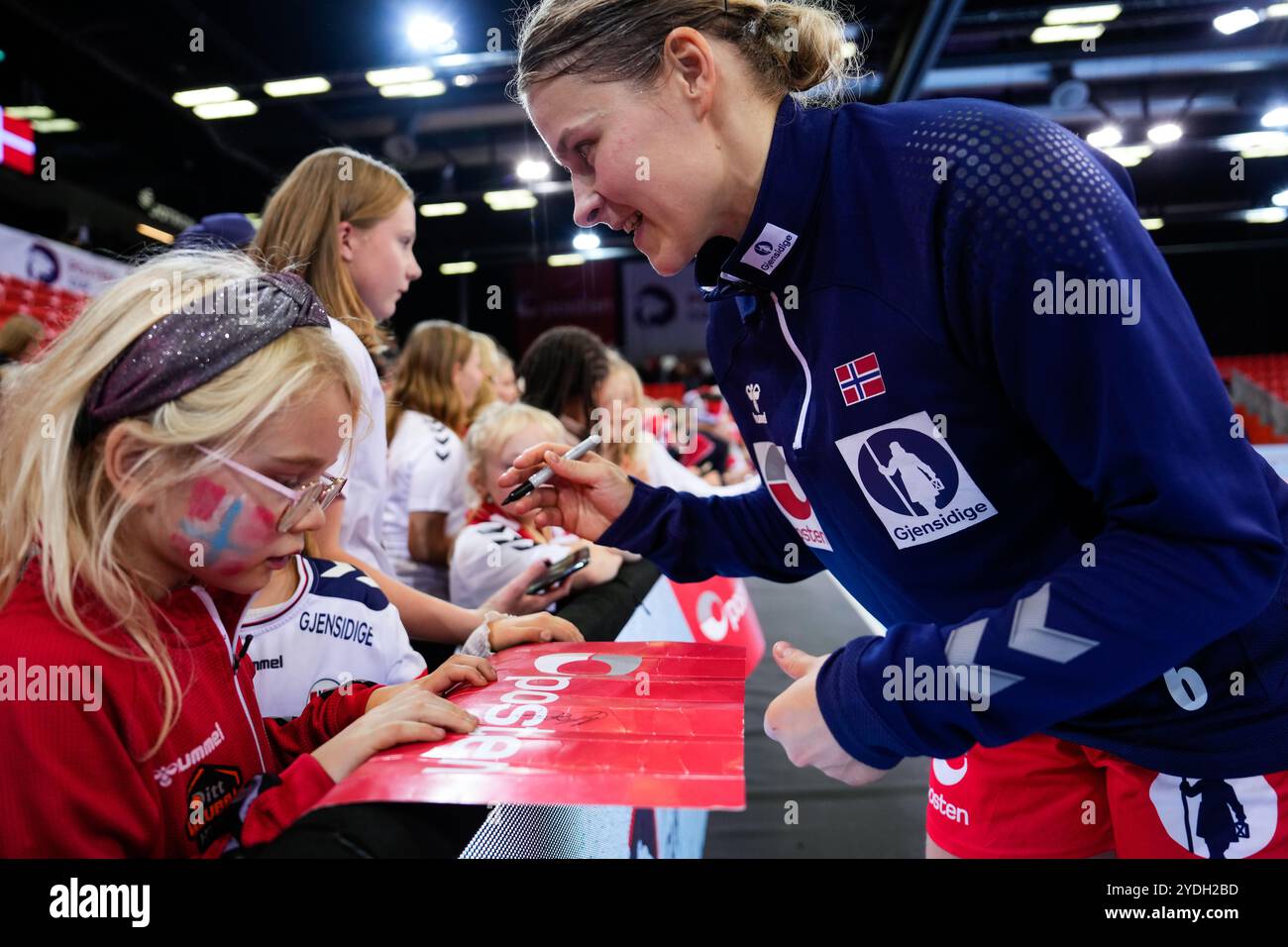 Larvik 20241026. La norvégienne Maren Aardahl signe des autographes après le match international de handball entre la Norvège et le Danemark dans la Jotron Arena, avant la ce de handball en Autriche, Hongrie et Suisse en décembre. Photo : Beate Oma Dahle / NTB Banque D'Images