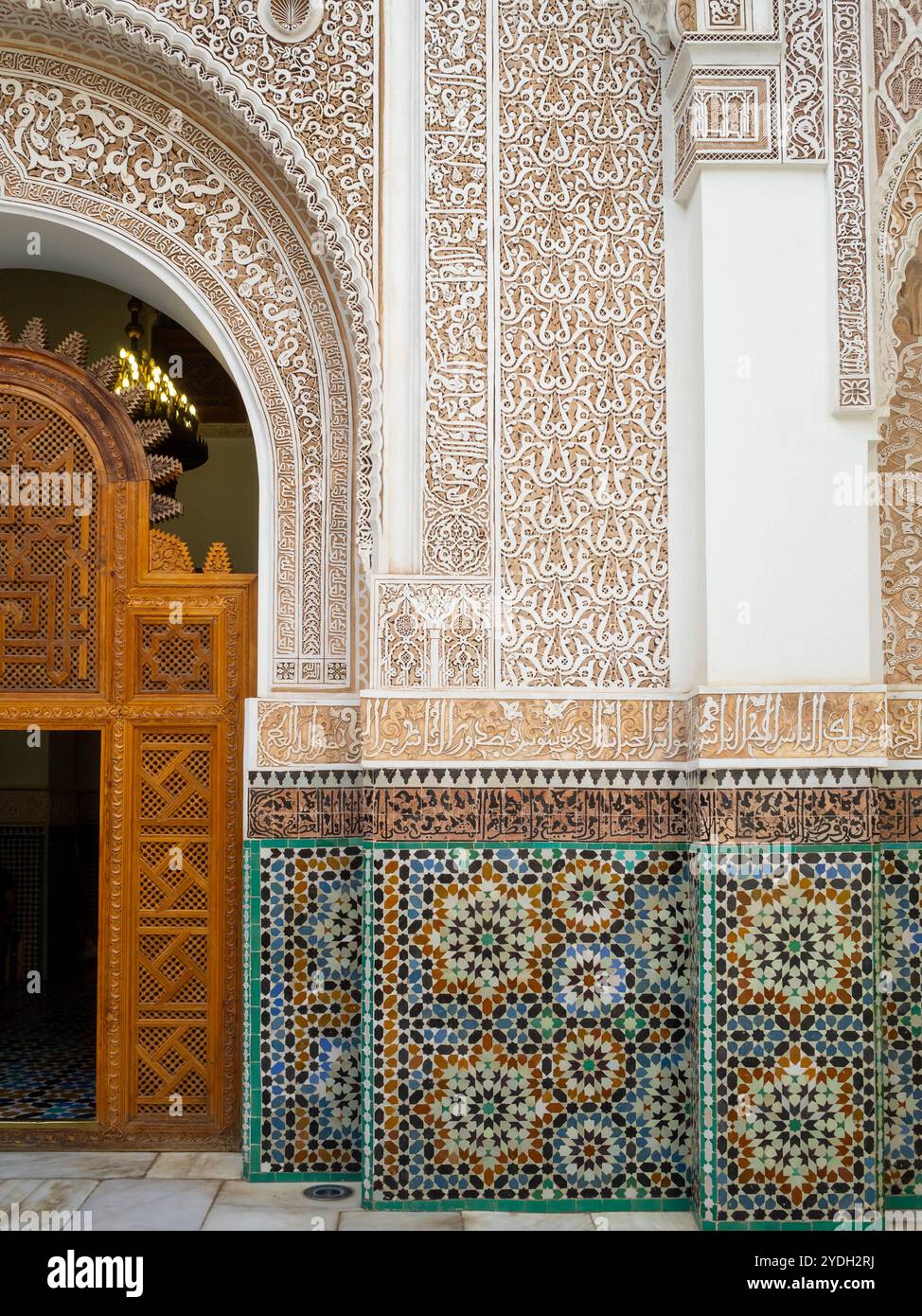 Ben Youssef Madrasa détail de la cour, Marrakech Banque D'Images