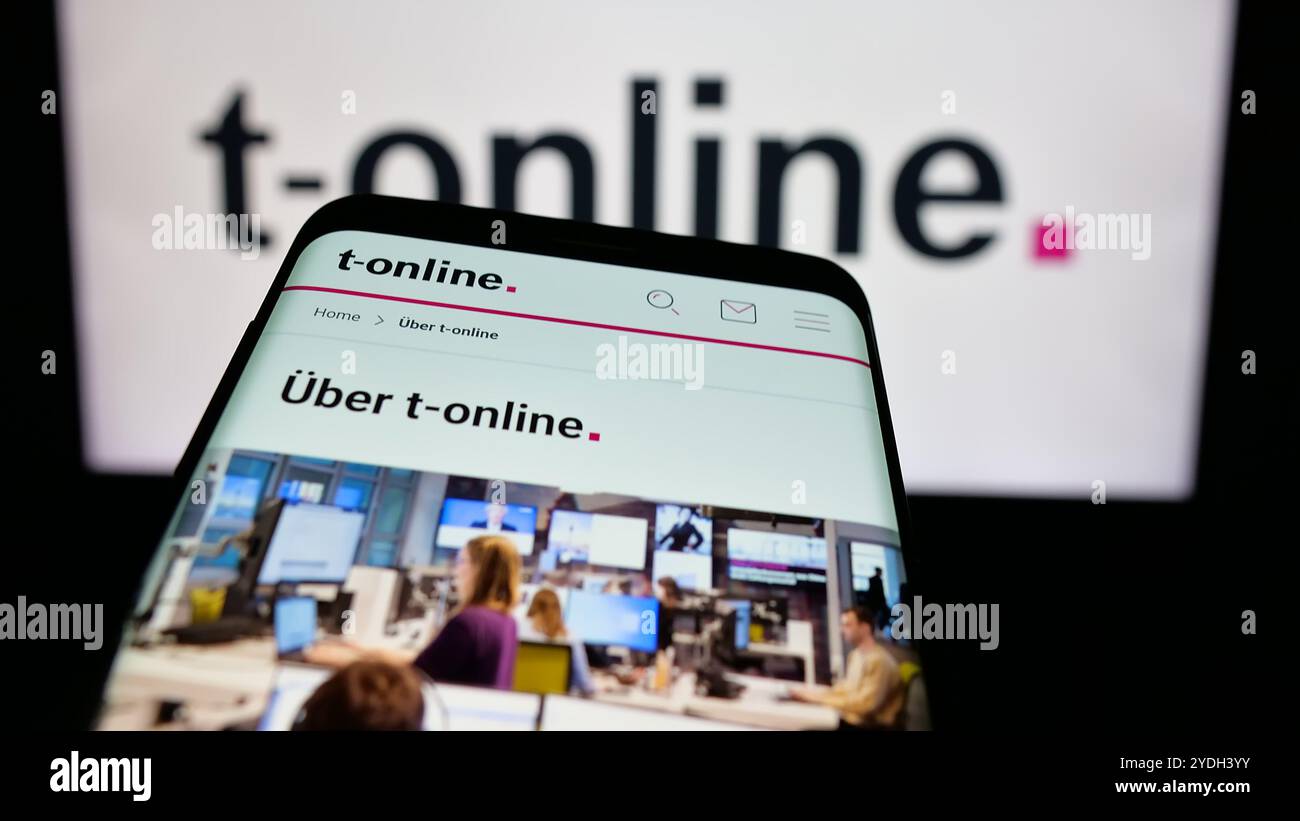 Smartphone avec site Web de la société allemande de médias en ligne t-online sur l'écran devant le logo de l'entreprise. Concentrez-vous sur le coin supérieur gauche de l'écran du téléphone. Banque D'Images