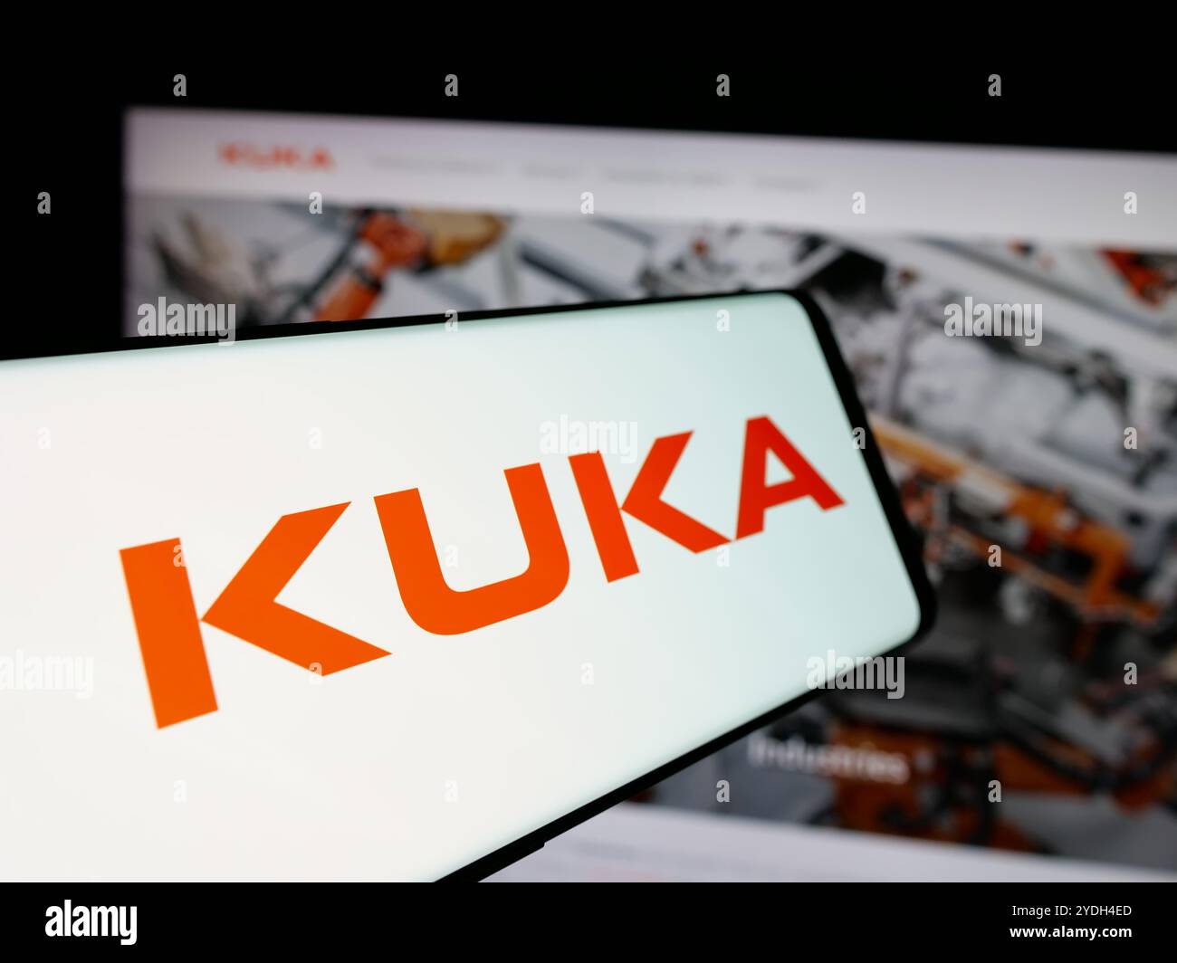 Smartphone avec le logo de la société allemande d'automatisation industrielle Kuka AG sur l'écran devant le site Web. Mettez l'accent sur le centre-gauche de l'écran du téléphone. Banque D'Images