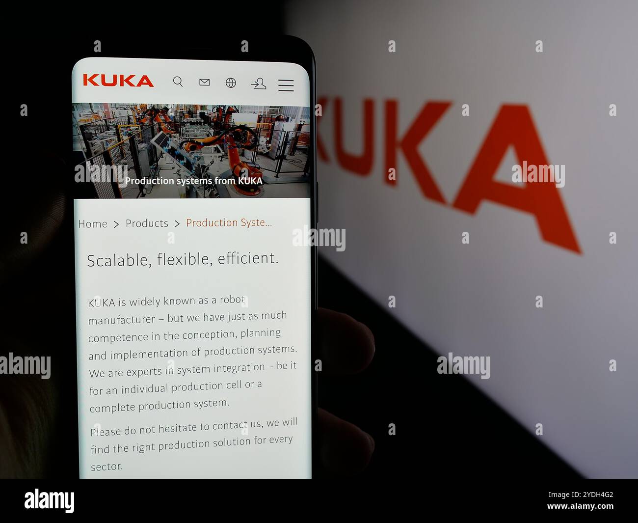 Personne tenant le smartphone avec la page Web de la société allemande d'automatisation industrielle Kuka AG sur l'écran avec logo. Concentrez-vous sur le centre de l'écran du téléphone. Banque D'Images