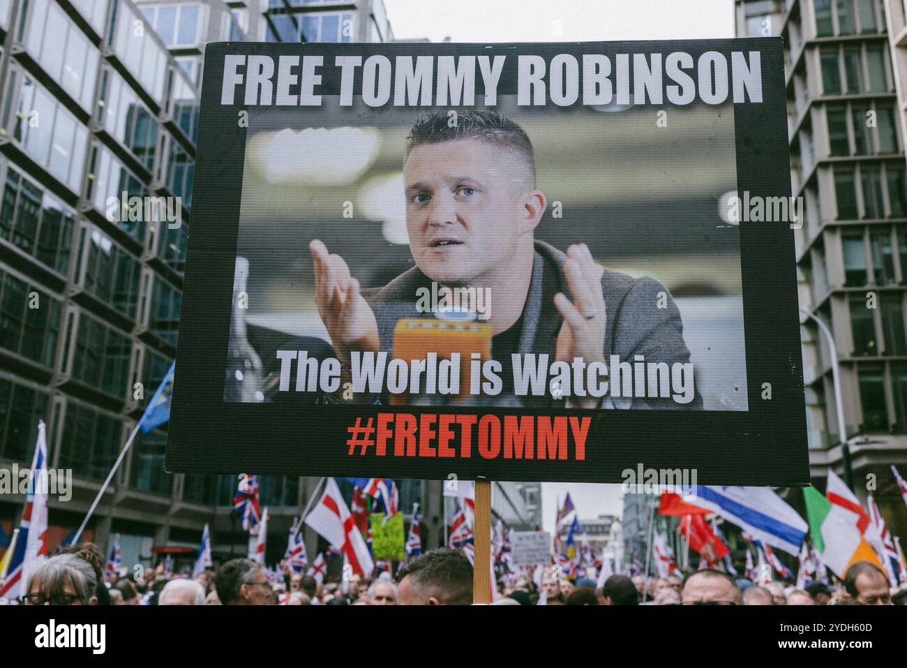 Londres, Royaume-Uni 26 octobre 2024 . Les partisans de Tommy Robinson marchent de Victoria Station à Parliament Square . Banque D'Images