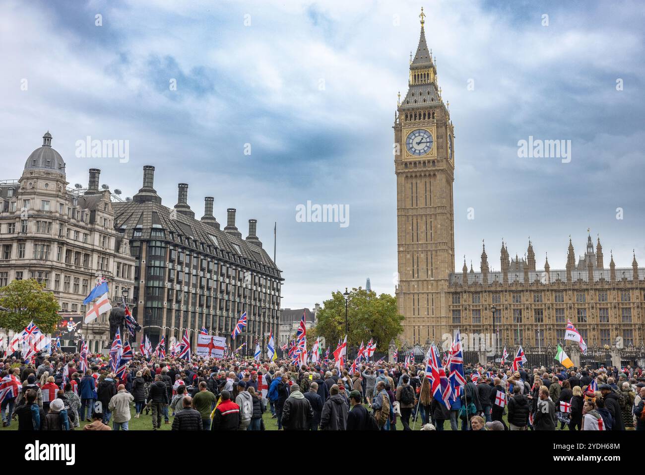 Londres, Royaume-Uni 26 octobre 2024 . Les partisans de Tommy Robinson marchent de Victoria Station à Parliament Square . Banque D'Images