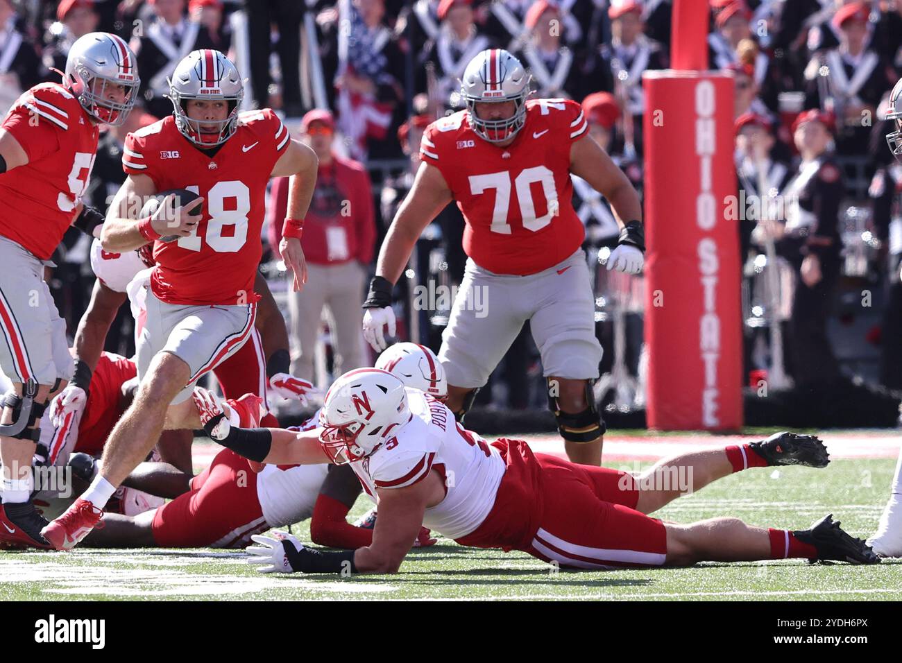 Columbus, États-Unis. 26 octobre 2024. Le quarterback des Buckeyes de l'Ohio State Will Howard (18) s'éloigne des Cornhuskers du Nebraska Ty Robinson (9) en première mi-temps à Columbus, Ohio, le samedi 26 octobre 2024. Photo de Aaron Josefczyk/UPI crédit : UPI/Alamy Live News Banque D'Images