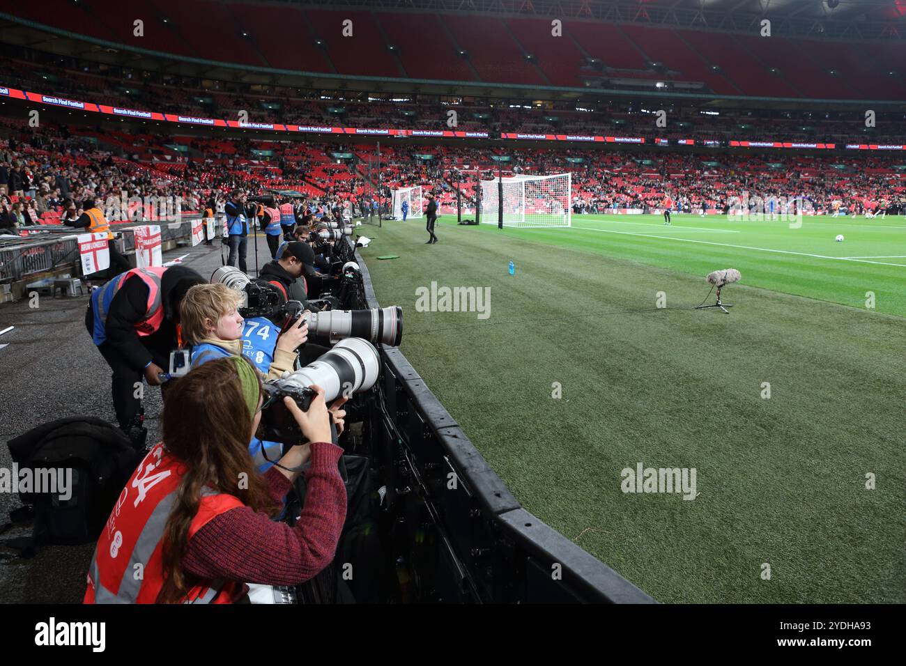 Pitchside Photographers Angleterre v Allemagne football féminin Wembley Stadium Londres Royaume-Uni 25 octobre 2024 Banque D'Images