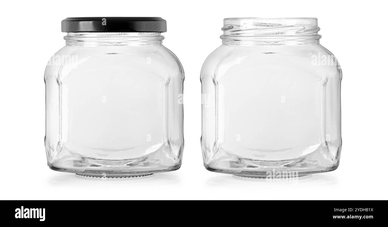pot en verre vide avec un filetage isolé sur fond blanc Banque D'Images pot en verre vide avec un filetage isolé sur fond blanc Banque D'Images