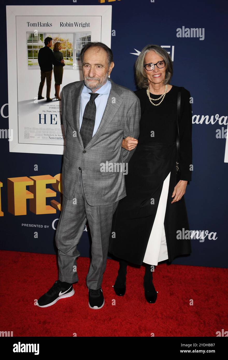 HOLLYWOOD, CALIFORNIE - OCTOBRE 25 : (de gauche à droite) Eric Roth et Anne Peters assistent à la première mondiale de 'Here' lors du Festival AFI 2024 à TCL Banque D'Images