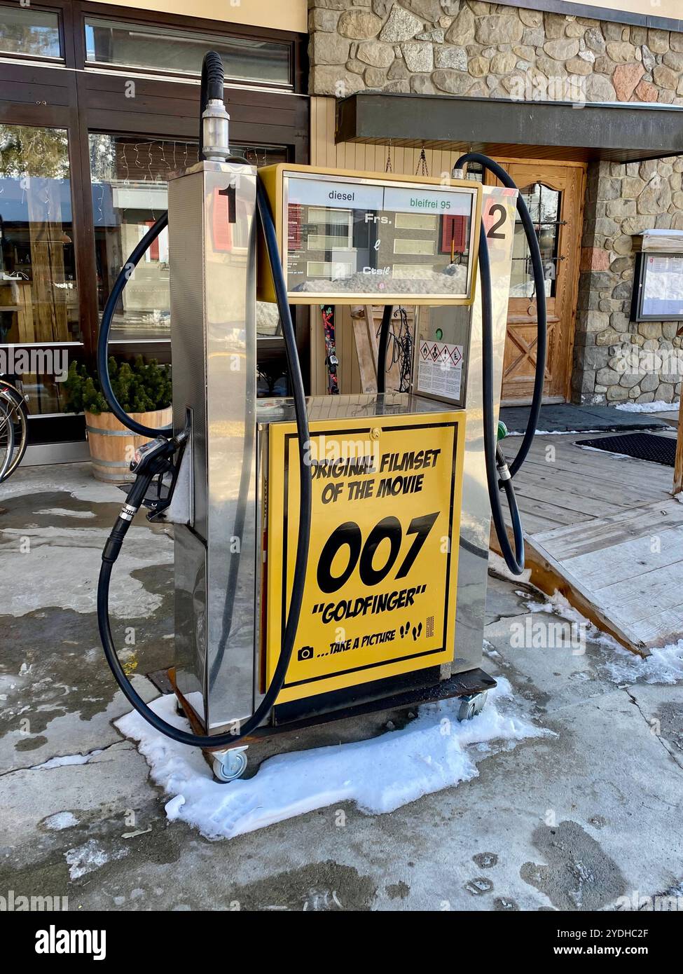 Pompe à gaz vintage de James Bond Goldfinger film Set - Image de stock capturée avec un smartphone