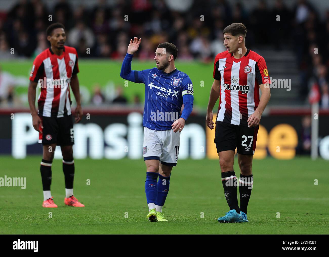 26 octobre 2024 ; Gtech Community Stadium, Brentford, Londres, Angleterre; premier League Football, Brentford contre Ipswich Town ; Conor Chaplin d'Ipswich Town étroitement marqué par Vitaly Janelt de Brentford Banque D'Images