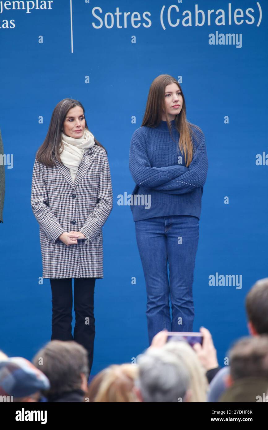Sotres, Espagne, 26 octobre 2024 : la Reine d'Espagne, Letizia Ortiz (G) et l'Infante Sofia de Borbón (d) assistent aux discours du Prix de la ville exemplaire des Asturies 2024, le 26 octobre 2024, à Sotres, Espagne. Crédit : Alberto Brevers / Alamy Live News. Banque D'Images