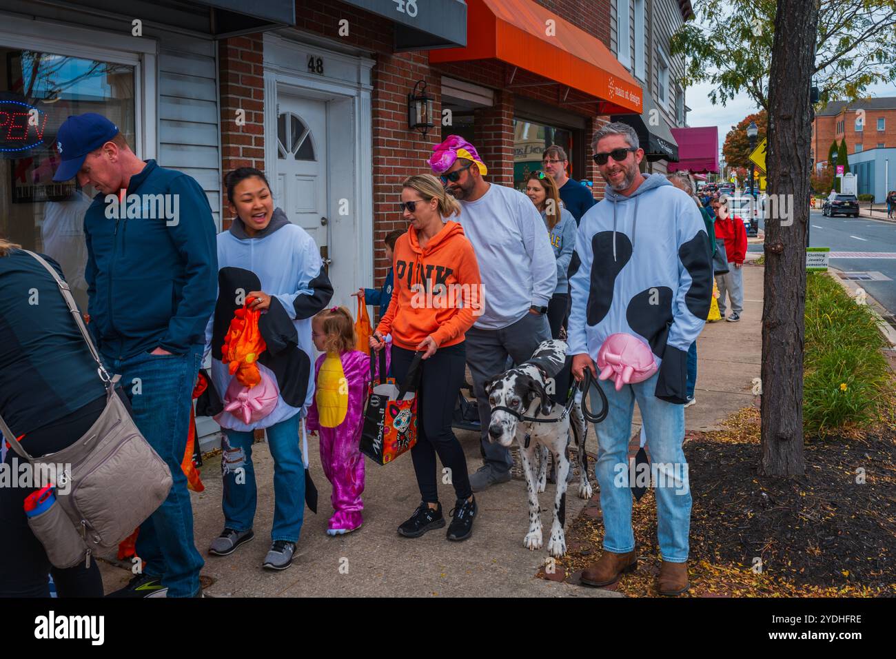 Bel Air, MD, États-Unis – 16 octobre 2024 : il n’y avait pas de trucs mais beaucoup de friandises pour les milliers d’enfants costumés qui ont envahi le quartier des affaires du centre-ville lors de l’événement annuel. Banque D'Images