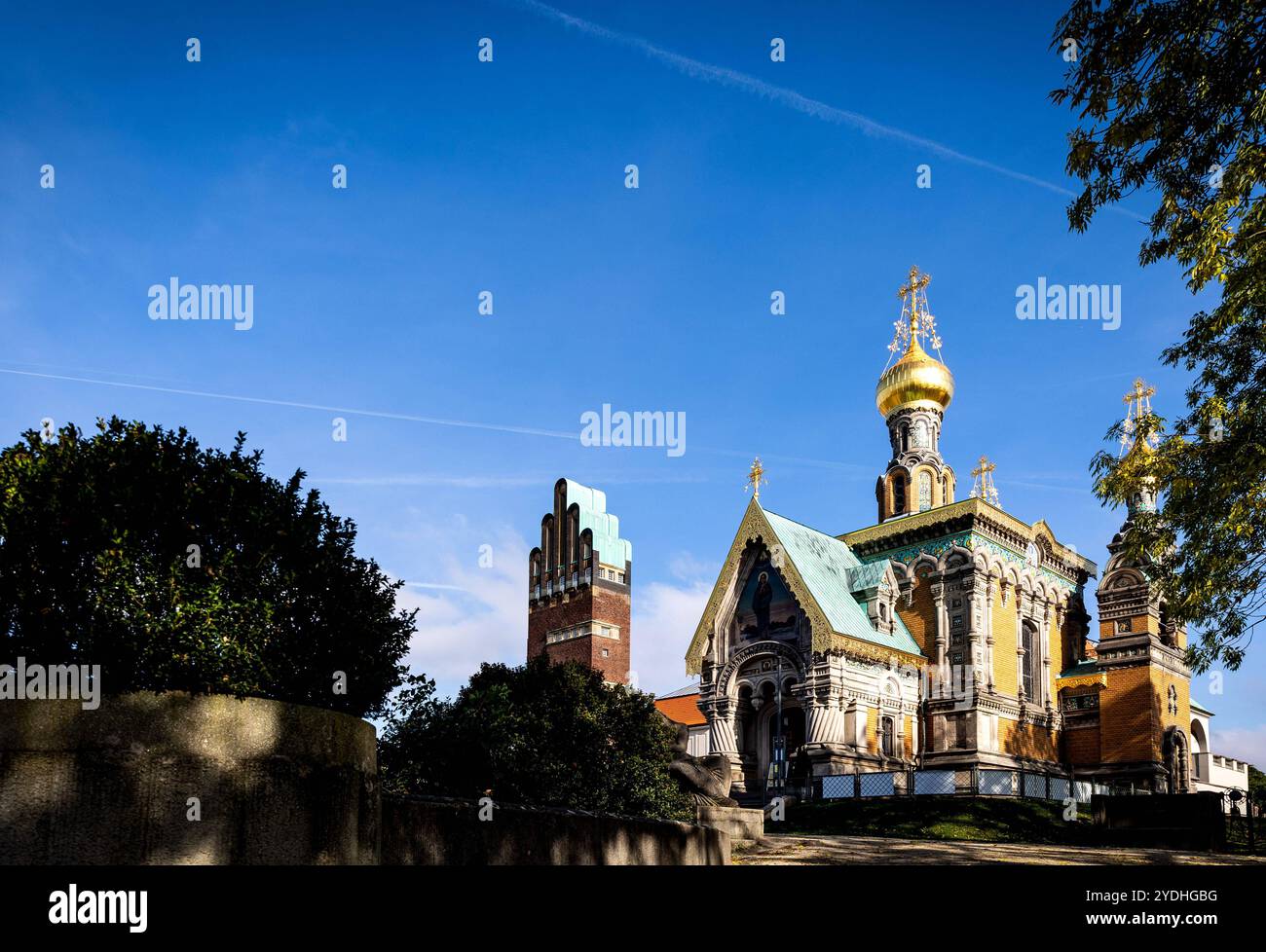 26.10.2024 - Der Hochzeitsturm und die Russische Orthodoxe Kirche der heiligen Maria Magdalena auf der Mathildenhöhe in Darmstadt vor strahlend blauem Himmel an einem Herbsttag. Darmstadt Mathildenhöhe Hessen Deutschland *** 26 10 2024 la Tour du mariage et l'église orthodoxe russe de Marie-Madeleine sur le Mathildenhöhe à Darmstadt devant un ciel bleu clair un jour d'automne Darmstadt Mathildenhöhe Hesse Allemagne Copyright : xBEAUTIFULxSPORTS/RaphaelxSchmittx Banque D'Images