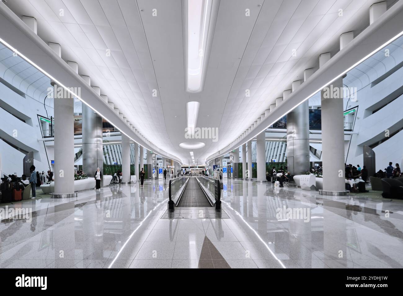 Abu Dhabi, Émirats arabes Unis - 10 août 2024 : terminal A de l'aéroport international de Zayed Banque D'Images