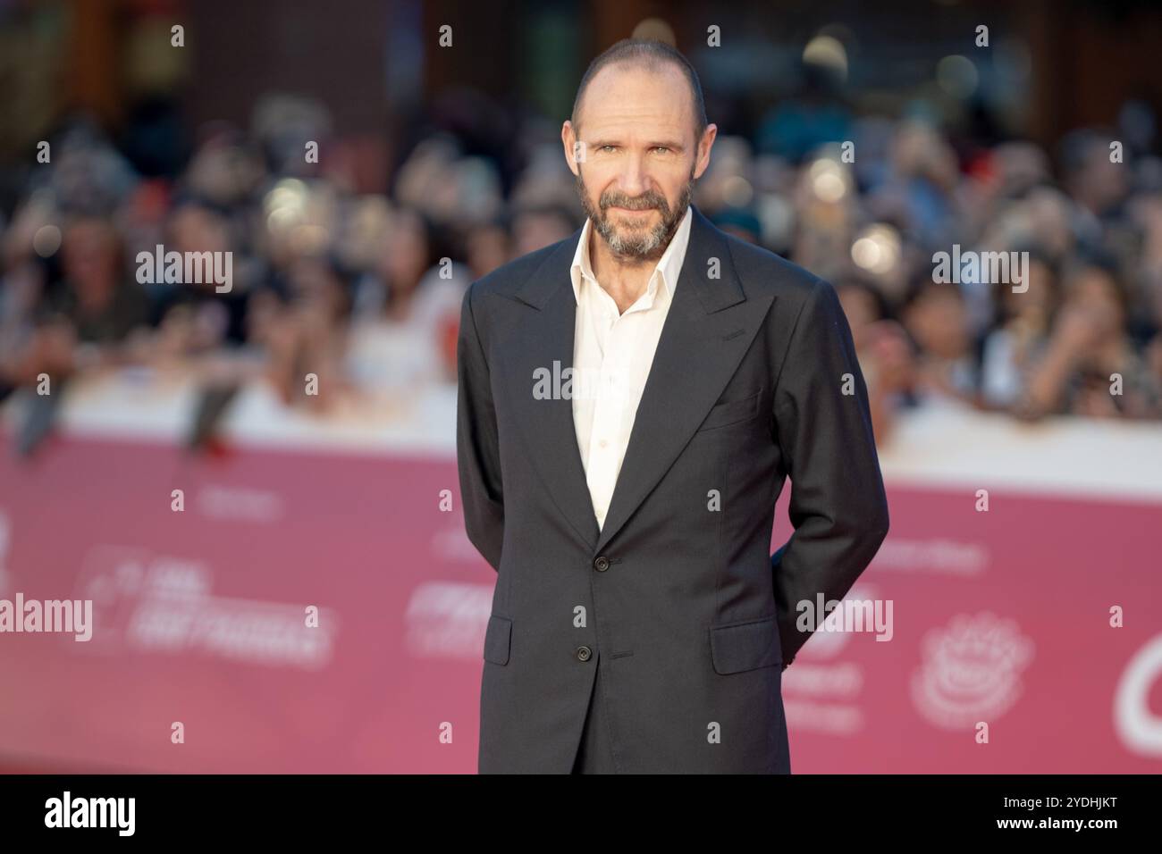 Ralph Fiennes assiste au tapis rouge 'Conclave' lors du 19e Festival du film de Rome à l'Auditorium Parco Della Musica à Rome, Italie, le 26 octobre 2024. (Photo de Luca Carlino/NurPhoto)0 crédit : NurPhoto SRL/Alamy Live News Banque D'Images