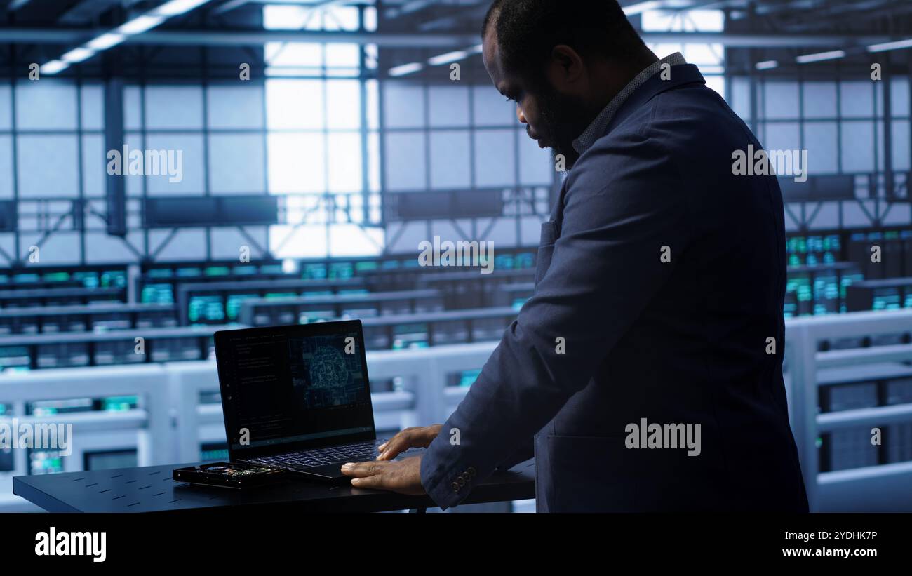 Développeur de logiciels dans un centre de données utilisant l'informatique d'intelligence artificielle simulant le cerveau humain. Membre du personnel de soutien INFORMATIQUE travaillant sur ordinateur portable avec des algorithmes d'apprentissage automatique IA, caméra A. Banque D'Images