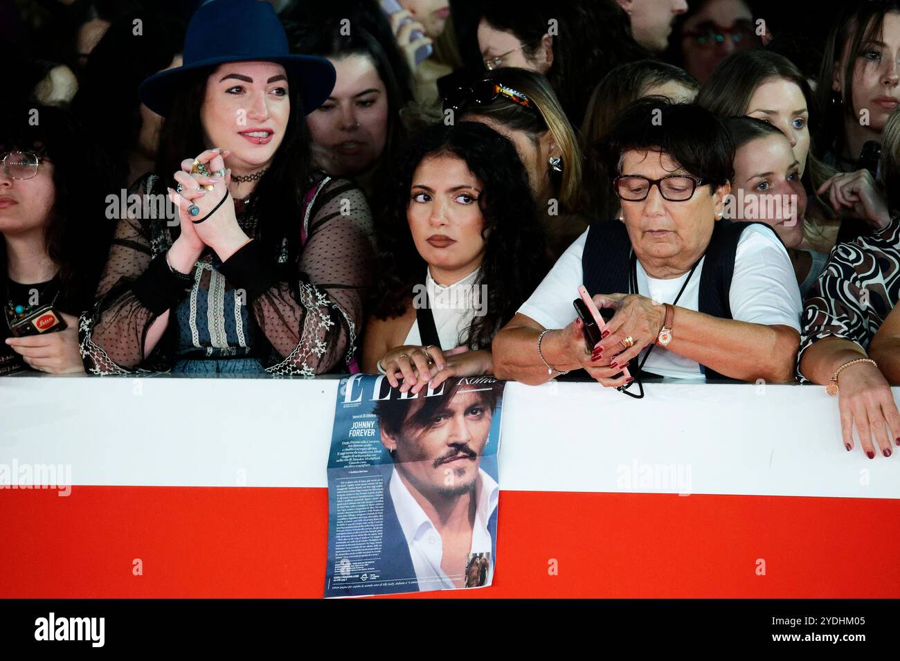 Rome, Italie. 26 octobre 2024. Les fans avec une affiche de Johnny Depp attendent le tapis rouge du film ''Modi - trois jours sur l'aile de la folie'' pendant le 19e Festival international du film de Rome à Rome, Italie, le 19 octobre 2023 (photo de Massimo Valicchia/NurPhoto).0 crédit : NurPhoto SRL/Alamy Live News Banque D'Images