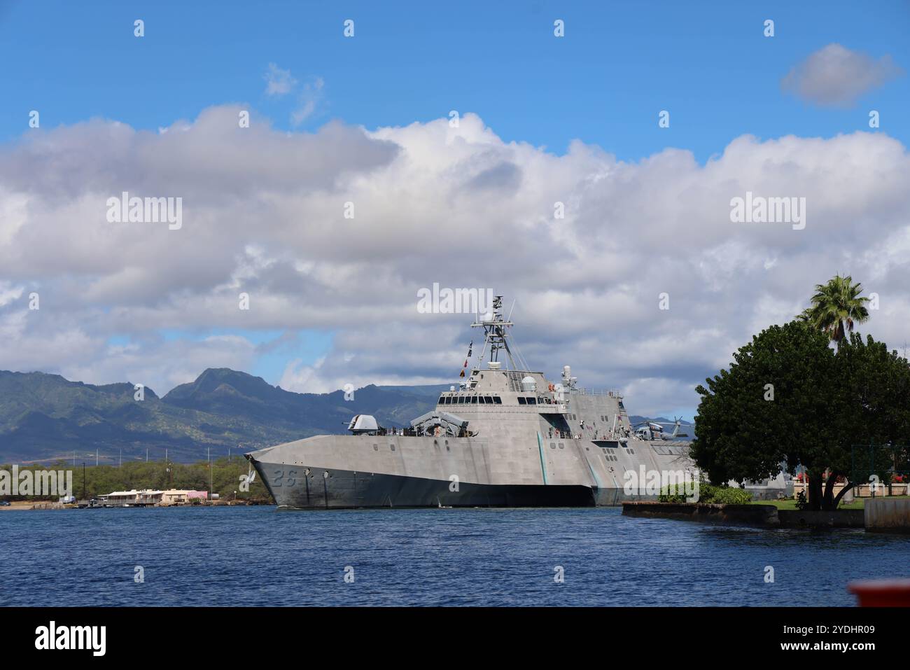 L'USS John P. Murtha (LPD 26), un quai de transport amphibie, est pierside à la joint base Pearl Harbor-Hickam, Hawaï, le 9 octobre 2024. Ce navire soutient les opérations amphibies et améliore les capacités logistiques dans la région Indo-Pacifique. (Photo de l'US Navy par le SPC Taylor Gray) Banque D'Images