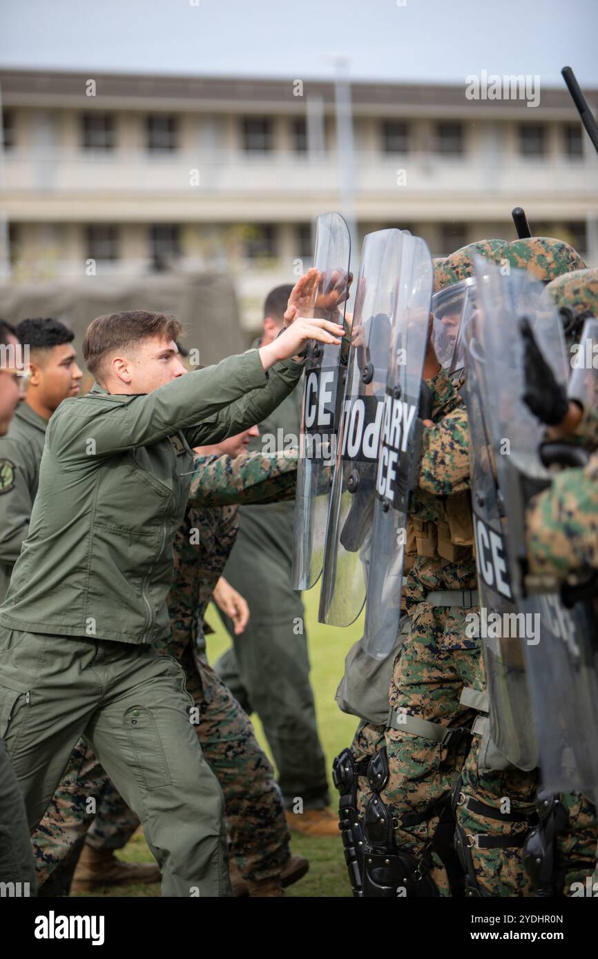 Les Marines américains avec le quartier général et l'escadron du quartier général, Marine corps Air Station Iwakuni, mènent une formation d'intervention anti-émeute pendant l'exercice Keen Sword 25 au MCAS Iwakuni, Japon, 24 octobre 2024. Keen Sword 25 est un exercice biennal, conjoint et bilatéral d'entraînement sur le terrain impliquant des militaires américains et des membres de la Force d'autodéfense japonaise, conçu pour augmenter la disponibilité opérationnelle et l'interopérabilité tout en renforçant l'alliance ironclad États-Unis-Japon. (Photo du corps des Marines des États-Unis par le sergent Isaac Orozco) Banque D'Images