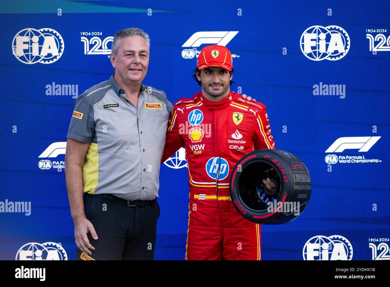 Carlos Sainz (Scuderia Ferrari HP, Spanien, #55) bekommt von Mario Isola (Pirelli Motorsportchef) den Pirelli Pole position Award fuer Platz 1, MEX, formel 1 Weltmeisterschaft, Grand Prix von Mexiko City, Autodromo Hermanos Rodriguez, Qualifying, 26.10.2024 Foto : Eibner-Pressefoto/Michael Memmler Banque D'Images