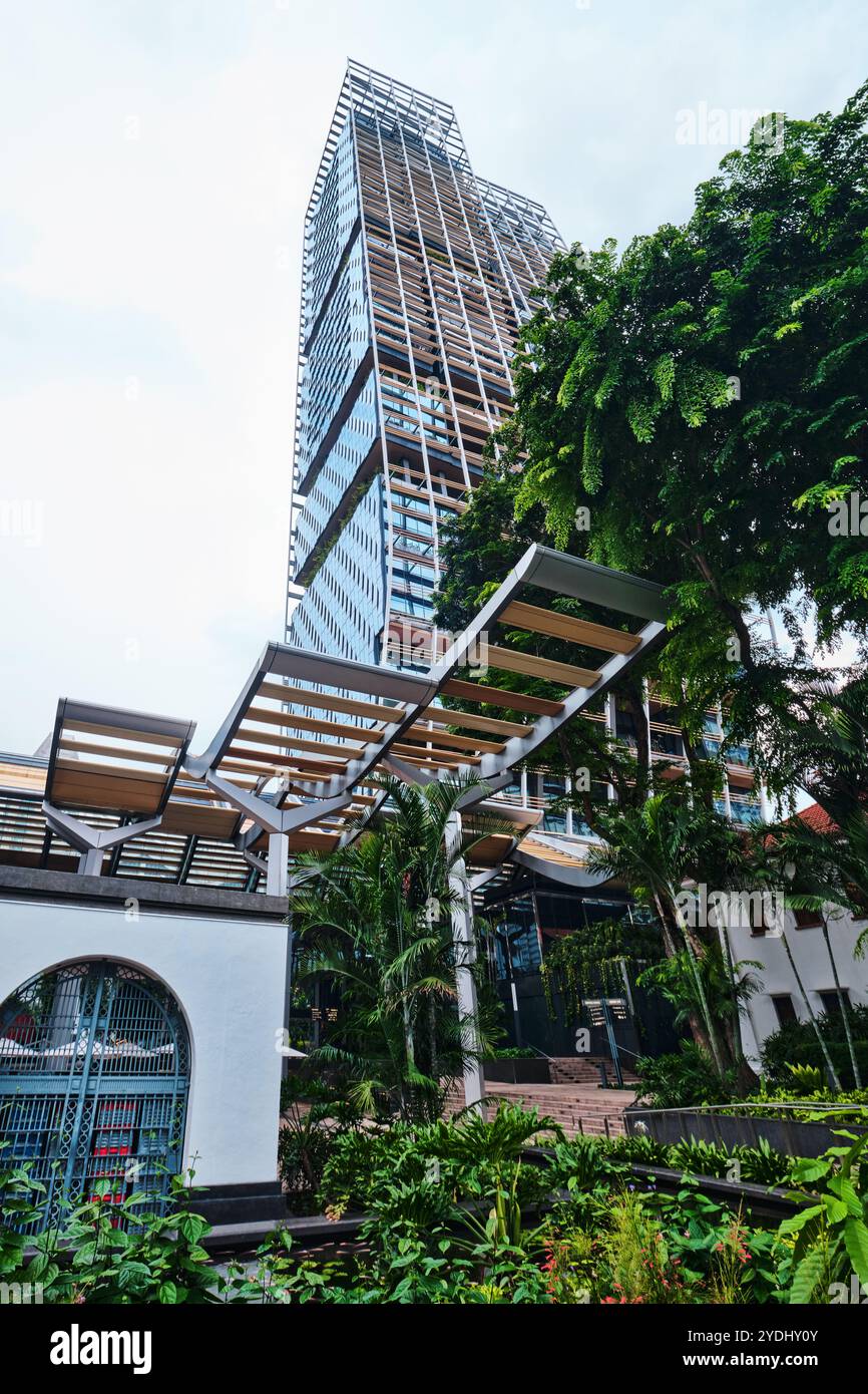 Singapour - 16 août 2024 : South Beach Towers. Conçu par Foster, développement à usage mixte composé de bureaux, résidences, hôtel Banque D'Images