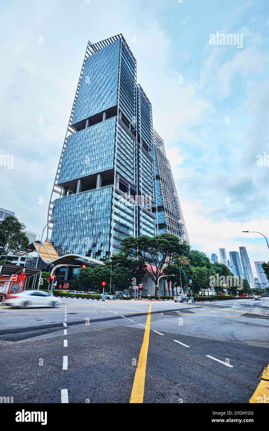 Singapour - 16 août 2024 : South Beach Towers. Conçu par Foster, développement à usage mixte composé de bureaux, résidences, hôtel Banque D'Images