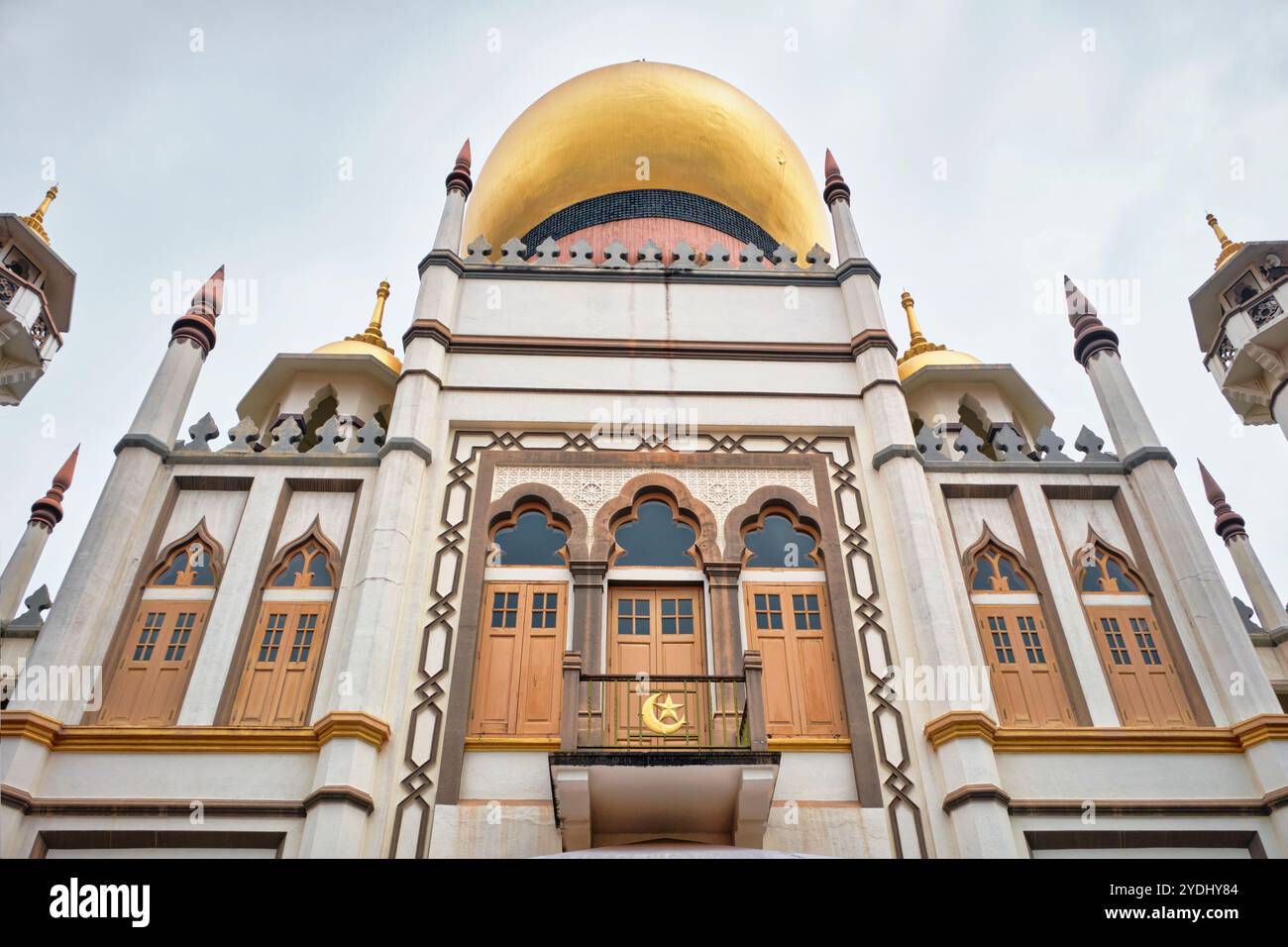 Singapour - 16 août 2024 : Mosquée Masjid Sultan dans l'historique Kampong Glam avec dôme doré et immense salle de prière, le point focal pour la communauté musulmane Banque D'Images