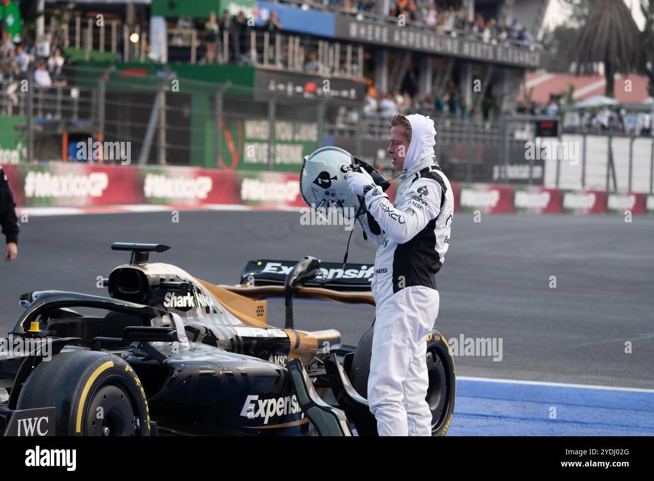 Brad Pitt filme une scène pour son nouveau film “F1” réalisé par Joseph Kosinski, Grand Prix de Mexico 2024, Mexique. 26 octobre 2024. Crédit : Lexie Harrison-Cripps/Alamy Live News Banque D'Images